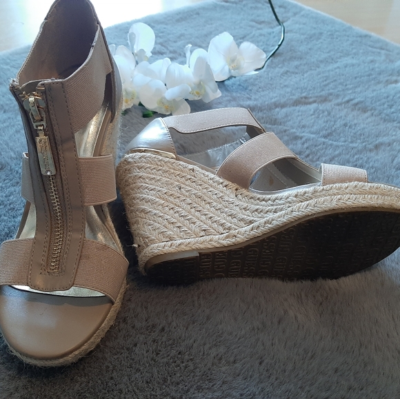 Guess Wedges - Picture 2 of 2